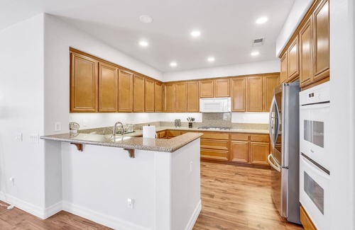 Eastvale House | 4B2.5B/Private Hot tub/Amazing pool/Private garden