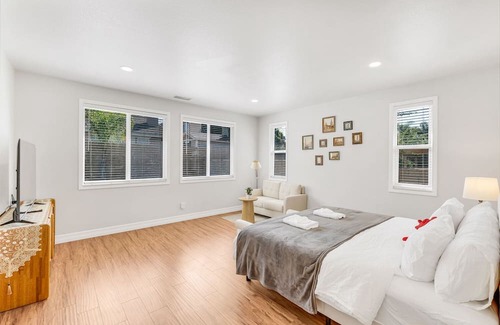 Eastvale House | 4B2.5B/Private Hot tub/Amazing pool/Private garden