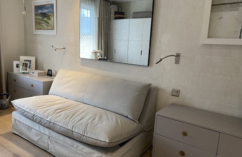 Northfield House | Edwardian town house, friendly safe London suburb, 20 minutes to central London