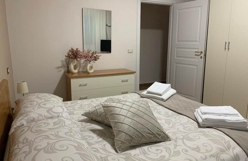 Castelbuono Villa | Villa ampia e accogliente con uliveto in borgo mediievale