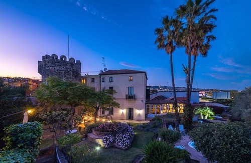 Ognina Villa | Luxury, Catania centre, by the sea, Etna view, mini pool, lush parkland