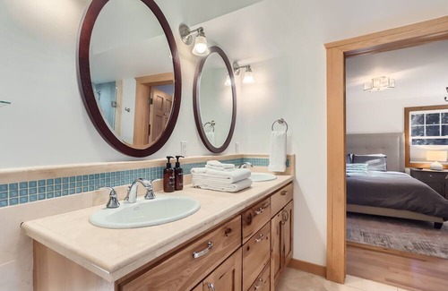 Nederland House | Charming 3BR Nederland Bungalow - close to skiing & hiking!