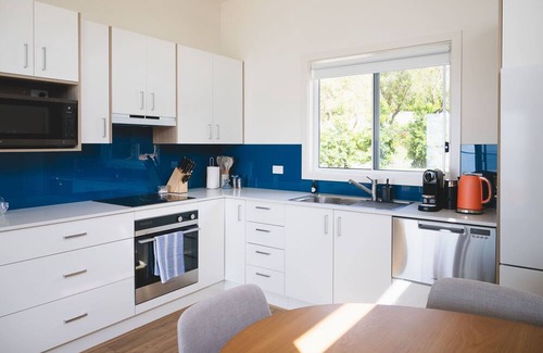 Lake Macquarie City Council Cottage | Welcome to Blue Bungalow, a 2 bedroom cottage with waterfront access.