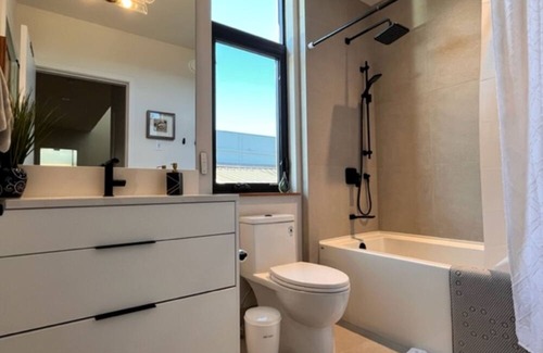 Okanagan-Similkameen House | Relax on the rooftop patio while looking at Lake Okanagan