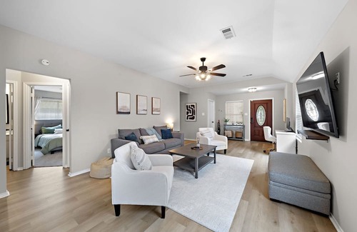 Tomball House | Tomball Modern Monthly Haven!