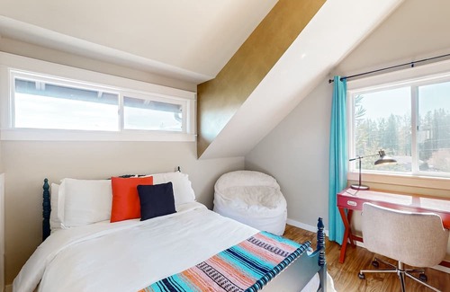 Bellingham House | Stunning mountain view home on 10 acres with a washer/dryer