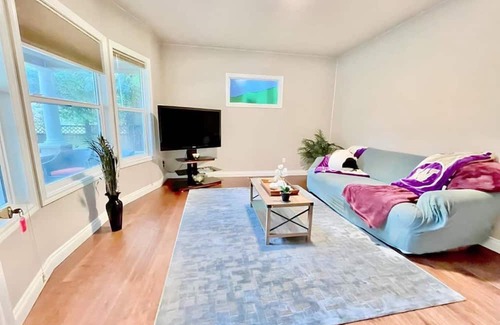University District House | Welcome to our charming home, centrally located in the heart of the University of Washington area