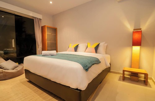 Charneca de Caparica e Sobreda House | 7 Bedroom Villa With Swimming Pool and Garden in Golf Course Resort