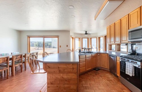 Dammeron Valley Cabin | Homestead Cabin/Housen15-20 minutes North of St.George by Snow Canyon State Park