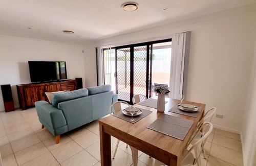 Paradise Point Villa | Cosy villa in Paradise Point only 200m from the beautiful Broadwater.
