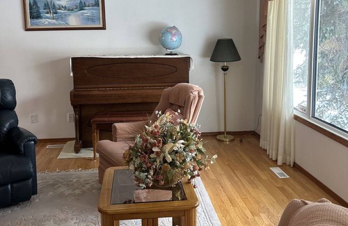 Regina House | Cozy 3 Bedrooms house, family-friendly. Close to UofR, Ring Rd, Sask Polytech.