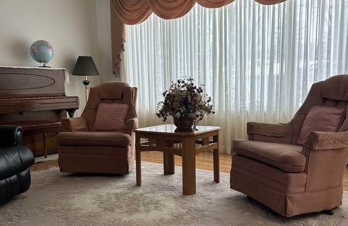 Regina House | Cozy 3 Bedrooms house, family-friendly. Close to UofR, Ring Rd, Sask Polytech.