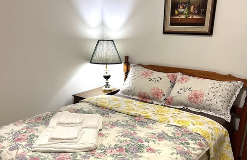 Regina House | Cozy 3 Bedrooms house, family-friendly. Close to UofR, Ring Rd, Sask Polytech.