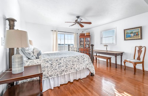 Coldwater Cottage | NEW- Pearl Beach Lakefront, Gorgeous View & Sandy Beach - Perfect for Gatherings