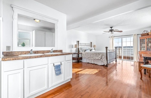 Coldwater Cottage | NEW- Pearl Beach Lakefront, Gorgeous View & Sandy Beach - Perfect for Gatherings