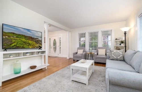 Black Rock Historic District House | Immaculate 4-Bed House close to the beach