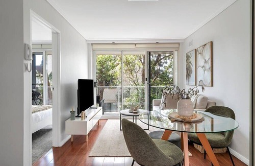 Dee Why Apartment | Seaside Escape /Private Balcony & BBQ