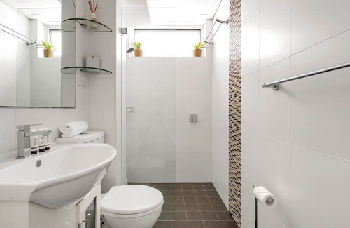 Dee Why Apartment | Seaside Escape /Private Balcony & BBQ