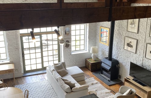Upper Wakefield Apartment | Stunning and Spacious Loft-Style Apartment in Historic Auburn