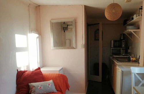 St. Margarets and North Twickenham Apartment | Lovely Studio in Twickenham