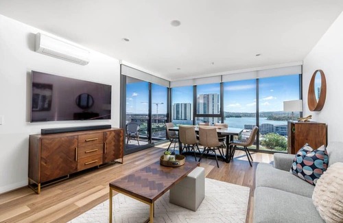 Belconnen Apartment | Sensational City Apartment with Lake Views
