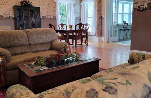 Titusville Bed & Breakfast | Great solar eclipse viewing! Beautiful room, 2 queen beds & private bath.