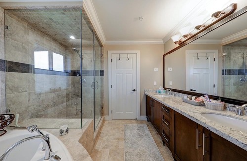 White Rock House | Spacious 6-bedroom house in delightful White Rock with fitness room, WiFi
