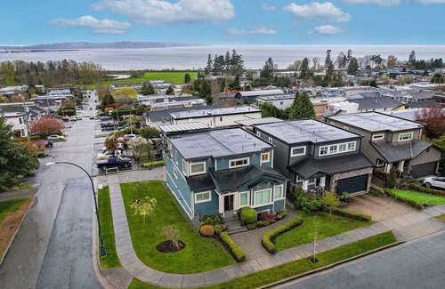 White Rock House | Spacious 6-bedroom house in delightful White Rock with fitness room, WiFi