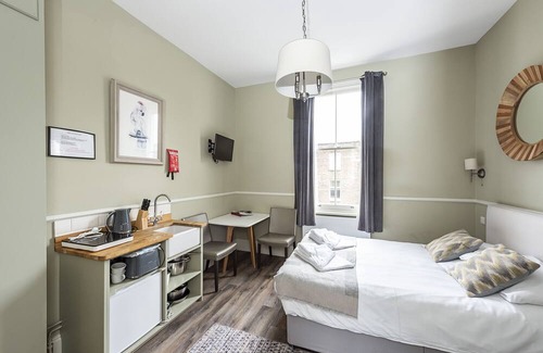 Campden Apartment | Stunning Kensington Studio