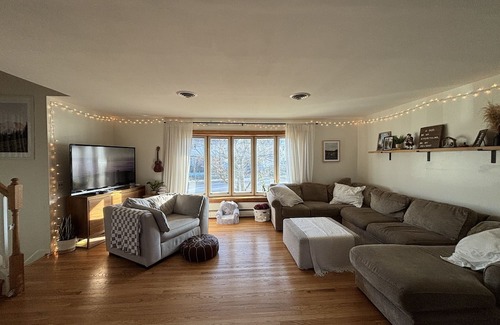 South Gate House | 10 Minutes from BWI Airport - Cozy, Aesthetic Home, kid-friendly!