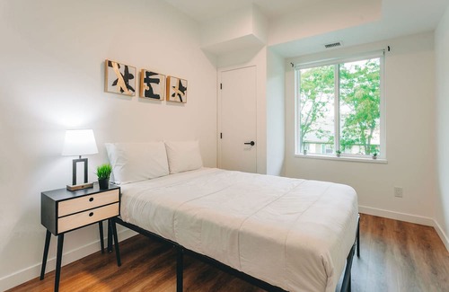 Rutland Apartment | The Waikiki Retreat | King-bed + 11 minutes from downtown! | Pet-friendly!