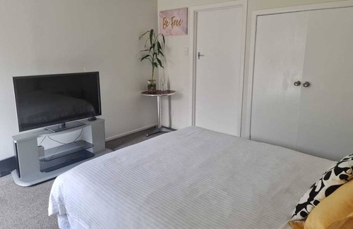 Mount Eden Apartment | Sunlit Self-Contained Studio in Epsom - Couples Welcome!