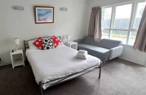 Mount Eden Apartment | Sunlit Self-Contained Studio in Epsom - Couples Welcome!