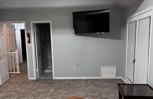 Rosaryville House | NEWLY Renovated! Claire's Corner in Cheltenham!