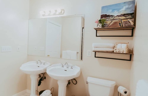 Hopland Cottage | Idyllic wine country cottage surrounded by fir & oak trees - water view patio