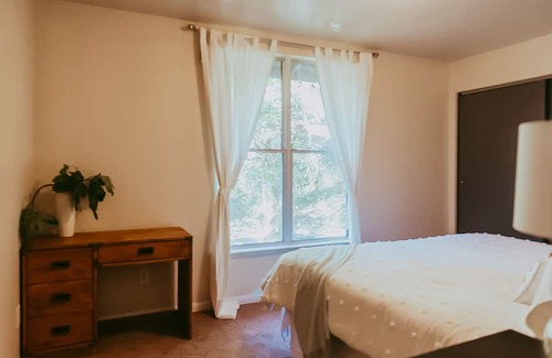 Hopland Cottage | Idyllic wine country cottage surrounded by fir & oak trees - water view patio