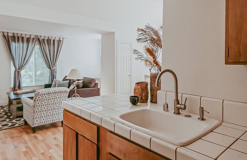 Hopland Cottage | Enchanted wine country cottage with sunroom, large patio, & alfresco dining