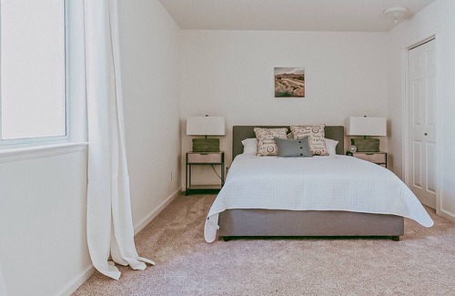 Hopland Cottage | Enchanted wine country cottage with sunroom, large patio, & alfresco dining