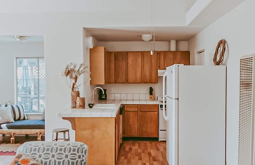 Hopland Cottage | Enchanted wine country cottage with sunroom, large patio, & alfresco dining