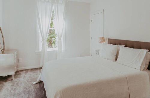 Hopland House | Idyllic wine country home with open layout, serene views, & alfresco dining