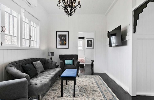 Maryborough House | Retro on walker Near hospital