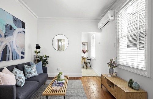Collingwood House | Hip, 2 bedder w amazing courtyard. Be in the midst of the action