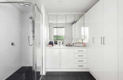 Collingwood House | Hip, 2 bedder w amazing courtyard. Be in the midst of the action