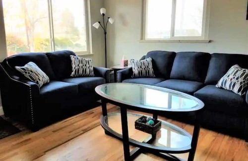 Jefferson Park House | Sleeps 6, Near MileHigh/PepsiCntr, A/C, Parking