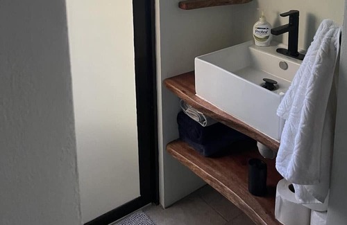 Roble Cabin | Modern Jungle Cabana#2 - 2 Bedroom Queen bed & private bathroom, close to beach