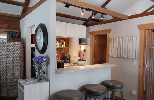 Pentwater Cabin | Cuddle up in this cozy cabin