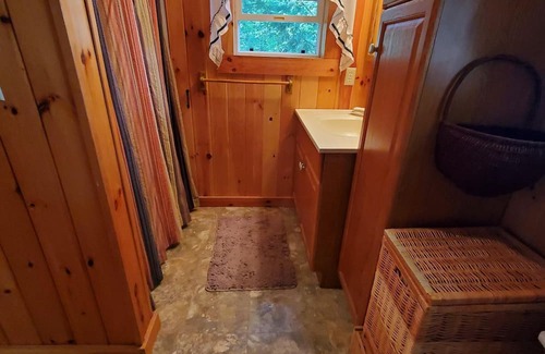 Alton Bay Cabin | Cheerful 4-bedroom cottage overlooking lake