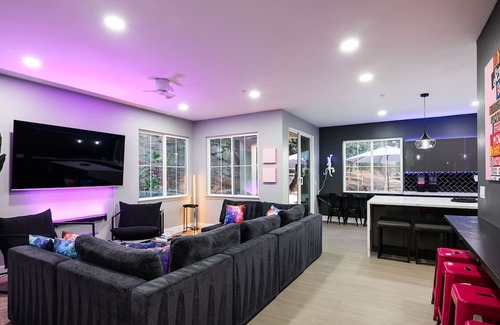 Crest House | Space Cowboy 5bed, designers paradise with pool/spa/volleyball/arcade