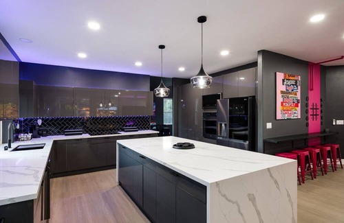 Crest House | Space Cowboy 5bed, designers paradise with pool/spa/volleyball/arcade