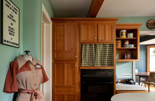 Mississippi Mills House | Waterfront Cottage with Sauna, Fire Pit, and Kayaks—A Film-Themed Experience!